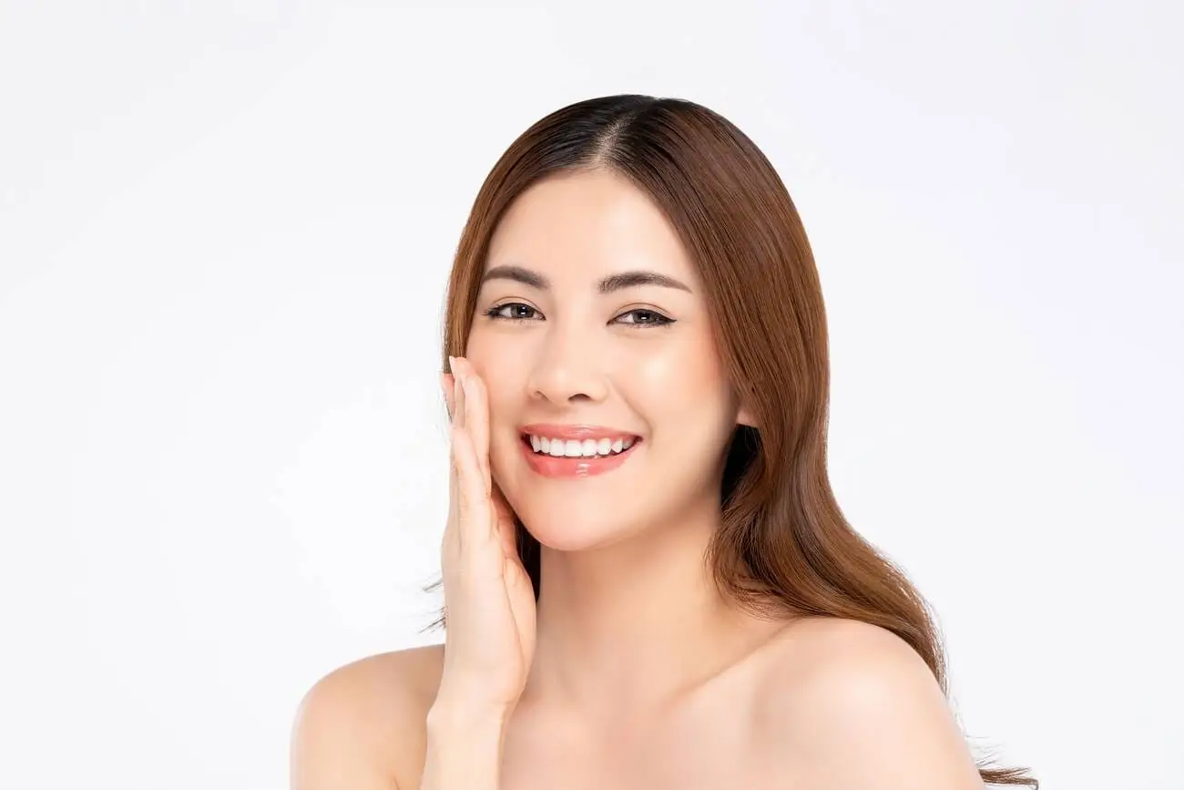 A woman with radiant skin representing a year-round healthy glow, used to guide Roswell patients through seasonal skincare treatment choices.